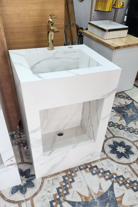 مغسلة وضوء رخام أبيض قائم – تصميم مودرن